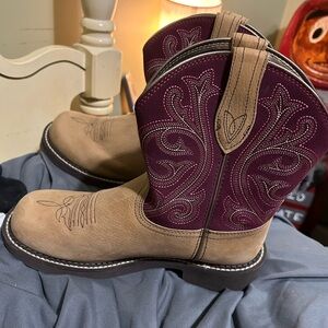 I am selling Woman’s Ariat cowgirl boots.